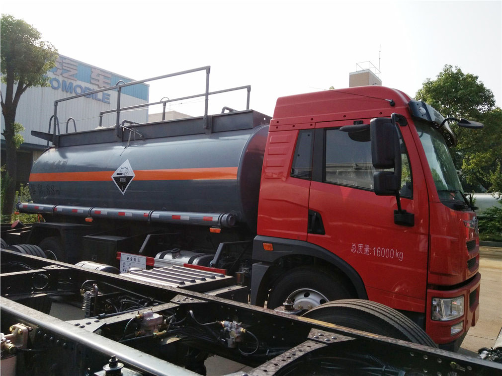 解放龙V CLW5162GFWC5腐蚀性物品罐式运输车